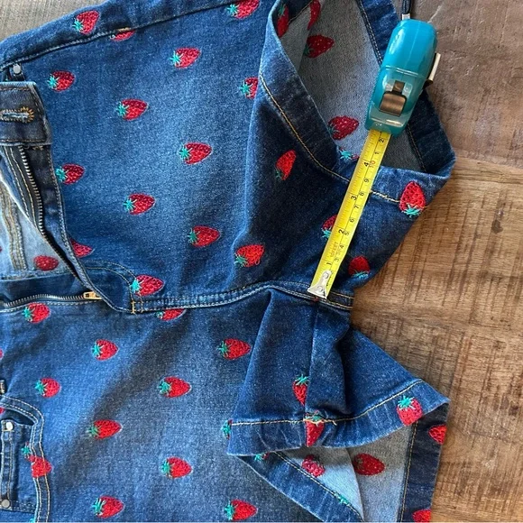 Hell Bunny Denim Shorts with Embroidered Strawberries 🍓 - Picture 10 of 11